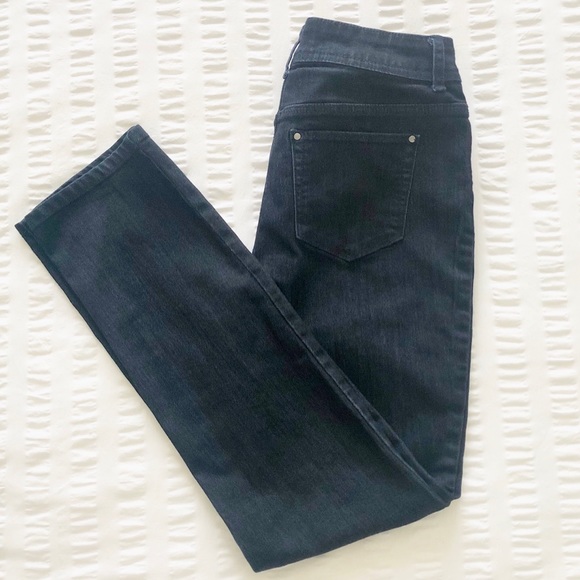 Chico’s Fabulously Slimming Jeans Size 00 real world size 2. - Picture 1 of 6